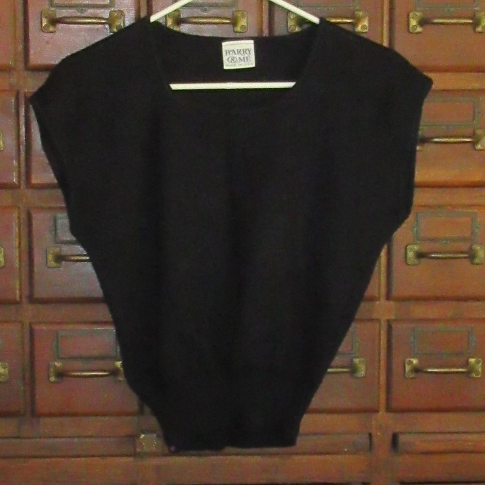 Medium Black Stretchy Knit Sleeveless Sweater